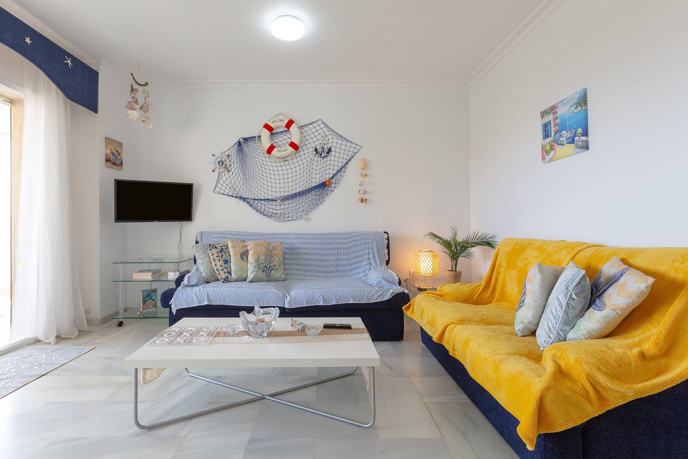 Entire apartment, Holiday Apartment Carihuela beach close to the Beach with Shared Pool & Wi-Fi in La Carihuela, Torremolinos