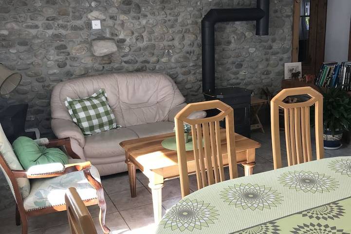 Ganze Wohnung, Hermenches: Schöne charmante Wohnung in einem Haus, in Hermenches, Murtensee & Estavayer-le-Lac Region