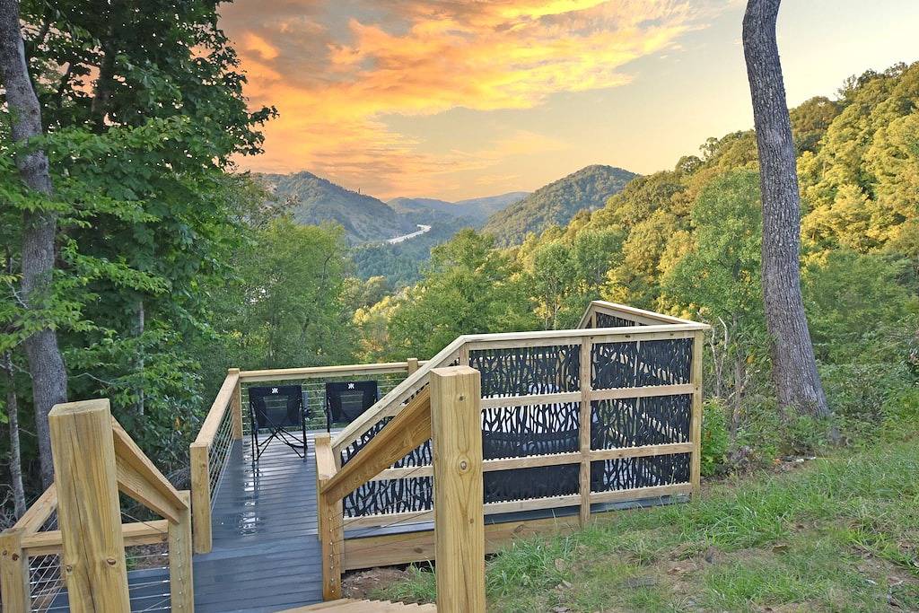 Luxury Mountain Home Retreat • Dog Spa + Hot Tub Near Wolf Laurel in Madison County (NC)