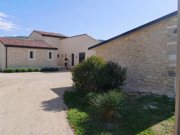 Location de vacances pour 4 personnes, avec piscine ainsi que jardin et vue à Maubec - 2