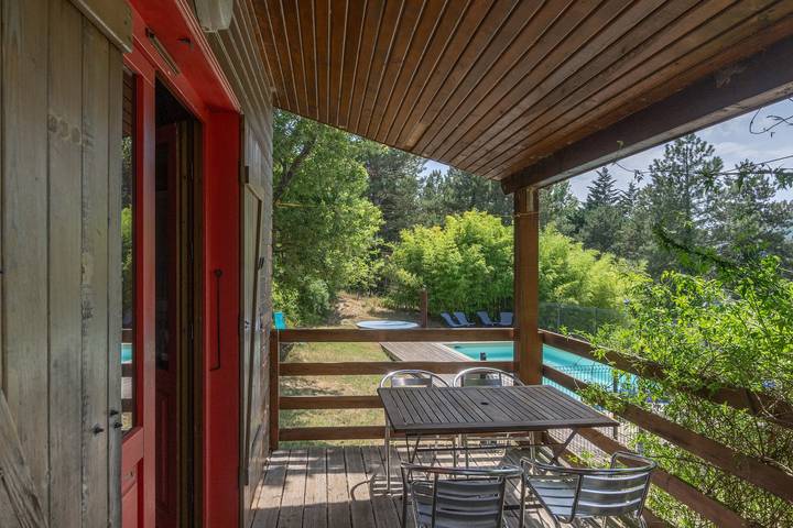 Chalet 'Rouge 4 Persoons' met Balkon en Wifi in Darbres, Ardèche