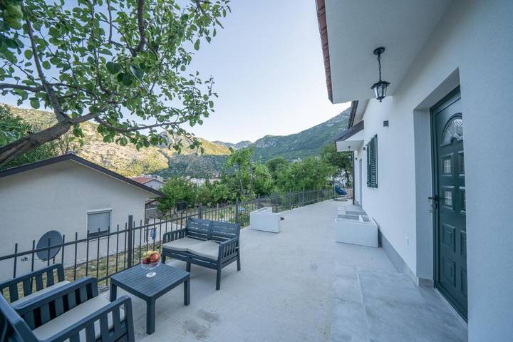 Gîte pour 3 personnes, avec terrasse ainsi que jardin et vue dans Risan - 3