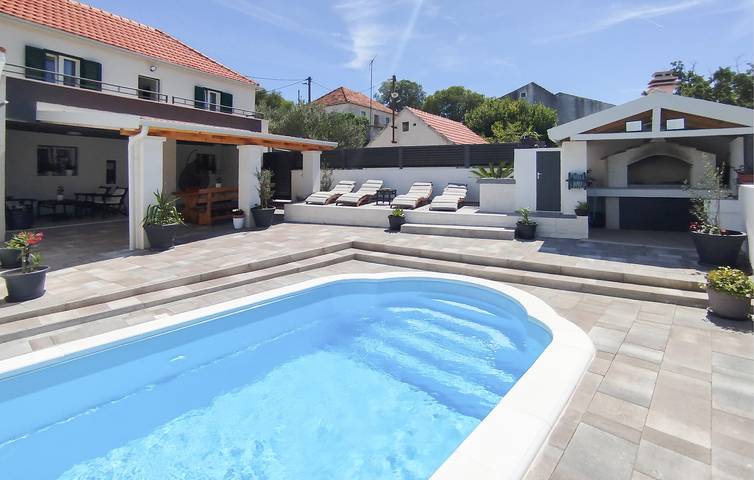 Ferienhaus für 4 Personen, mit Terrasse und Garten sowie Pool