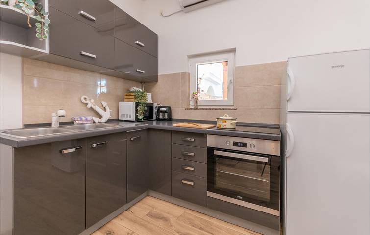 Gemütliche Ferienwohnung mit Pool, Terrasse und nur 1 km vom Strand entfernt in Biograd na Moru, Zadar