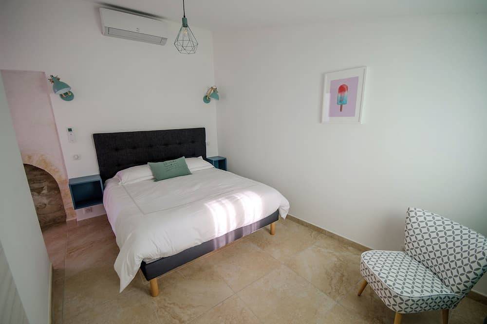 Village house in the heart of the Historic Center with roof terrace and garage. in Saint-Rémy-de-Provence, Arles region