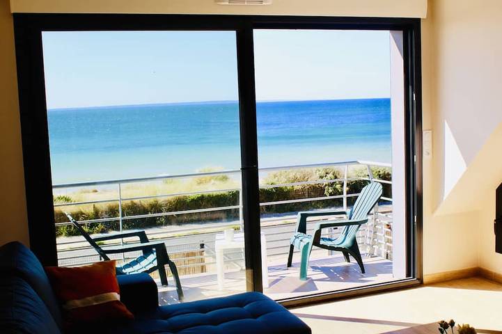 Entire apartment, Seafront, Breathtaking 180°View overlooking the Ocean,3 bedrooms,Private Parking in Barneville-Carteret, Côte de la Déroute