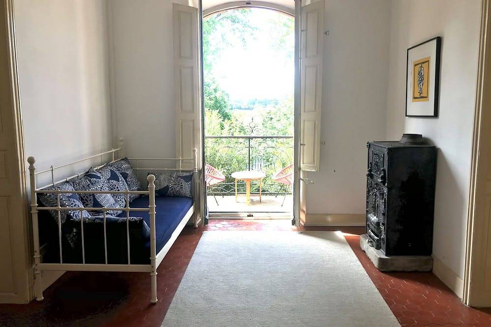 Gîte au Château Jonquier 2 in Séguret, Provence