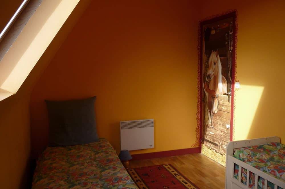 House near the sea large living room 4 real bedrooms in Plougrescant, Pink Granite Coast