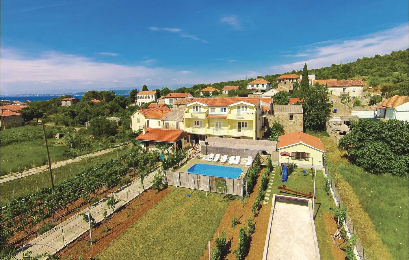 Encantador apartamento de 2 quartos com piscina perto da costa de Dobropoljana in Dobropoljana, Pasman