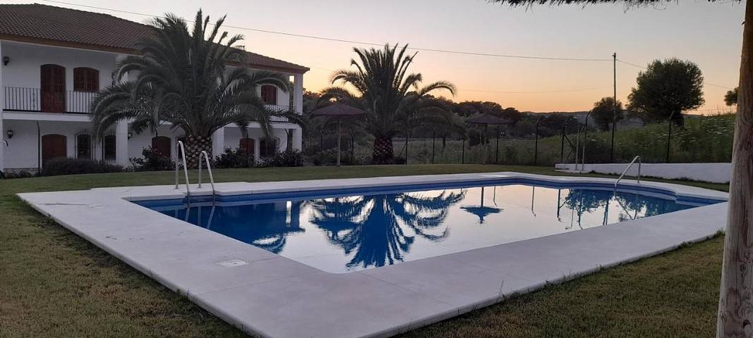 Ferienwohnung für 4 Personen, mit Terrasse und Garten sowie Pool