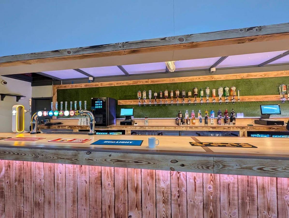 141 -Two bed Chalet on Sunbeach Holiday Park - Sleeps 6, pet friendly, Free pool and entertainment passes included - plus Wifi with bedding and towels included - only 300m from the beach! in California (Great Yarmouth), Great Yarmouth