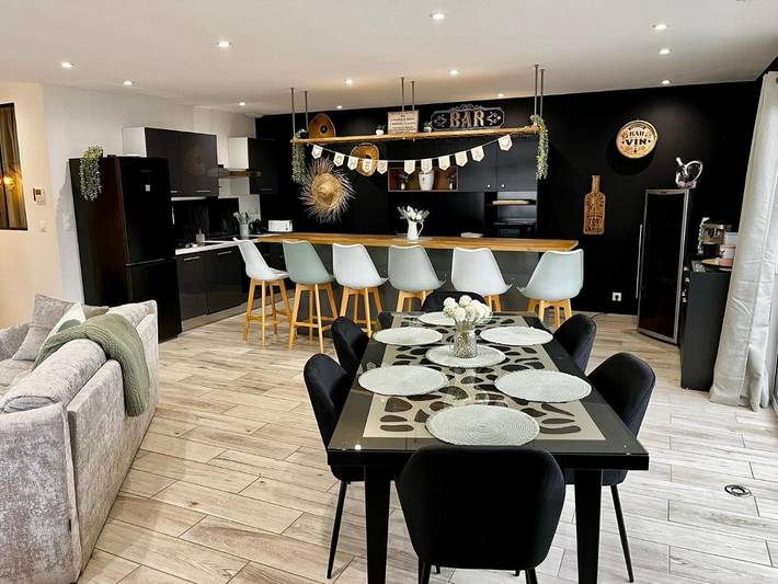 Location de vacances pour 8 personnes, avec Balcon et Jacuzzi ainsi que Terrasse et Jardin à Merceuil