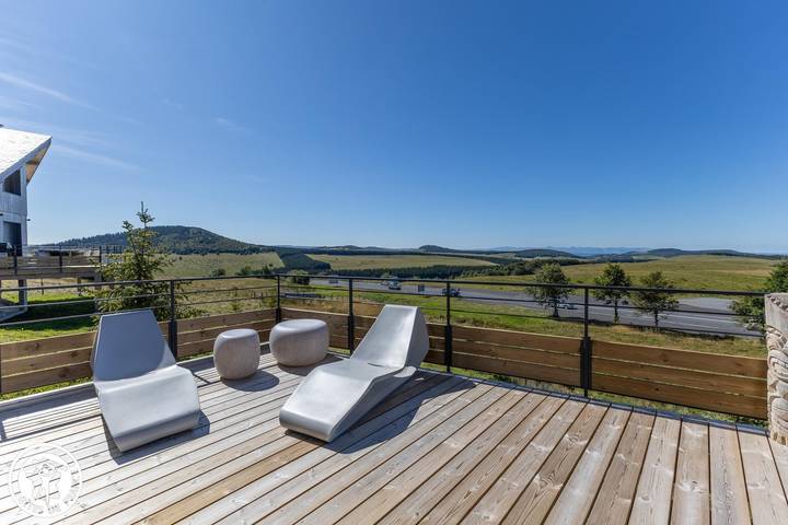Chalet pour 10 personnes, avec jardin ainsi que terrasse et jacuzzi dans Super Besse