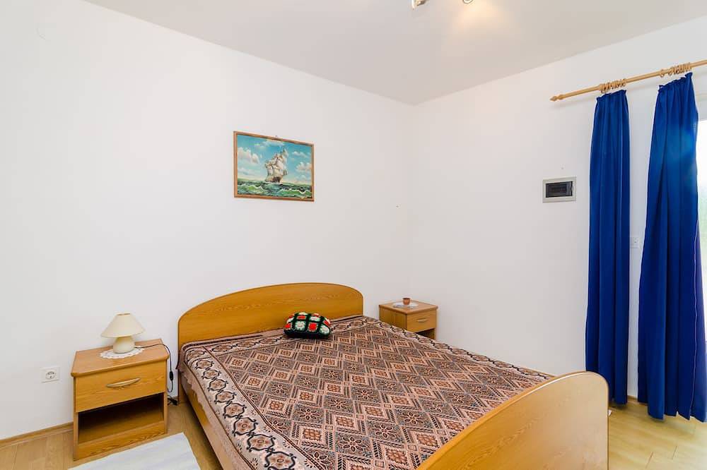 Ganze Wohnung, Apartments & Room Bluemoon - Einfaches Studio-Apartment mit Terrasse und seitlichem Meerblick (Apartment 15) in Molunat, Dubrovnik-Neretva