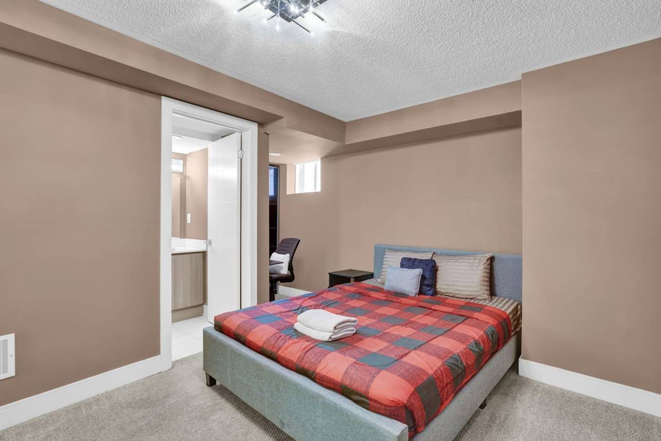 Stylish Mississauga Lower Unit: Bbq Yard Paradise in Mississauga, Lake Ontario (Canada)