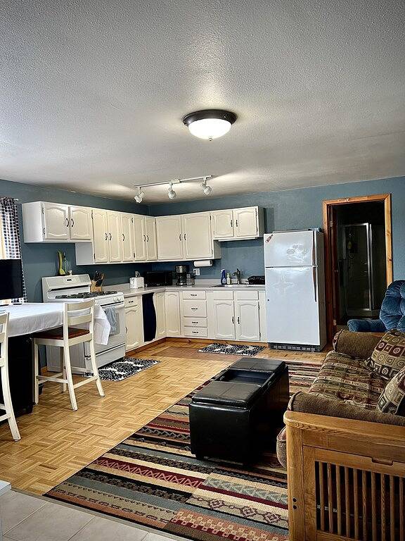 Cozy and private. 6 min drive to Beach with volcanic views. in Kenai Peninsula