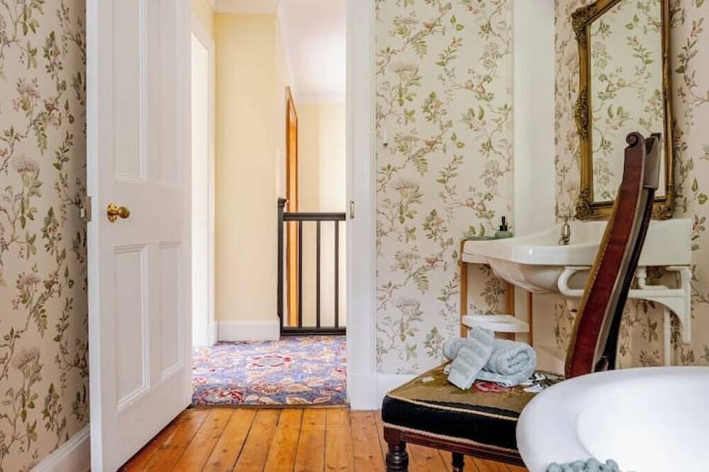 The Lake Room 40 mins Edinburgh, 10 mins Loch Leven, 25 mins Sterling Castle in Perthshire