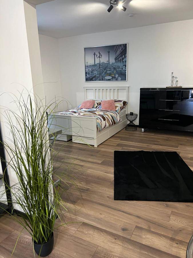 Ferienwohnung für 3 Personen, mit Whirlpool und Terrasse sowie Garten und Pool