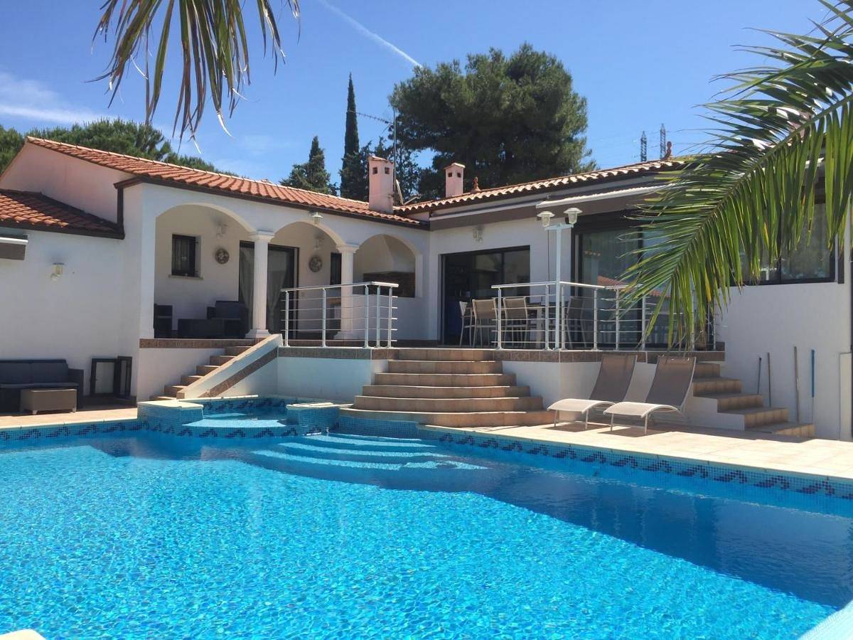 Double Room with Pool View in Balaruc-les-Bains, Côte méditerranéenne (France)