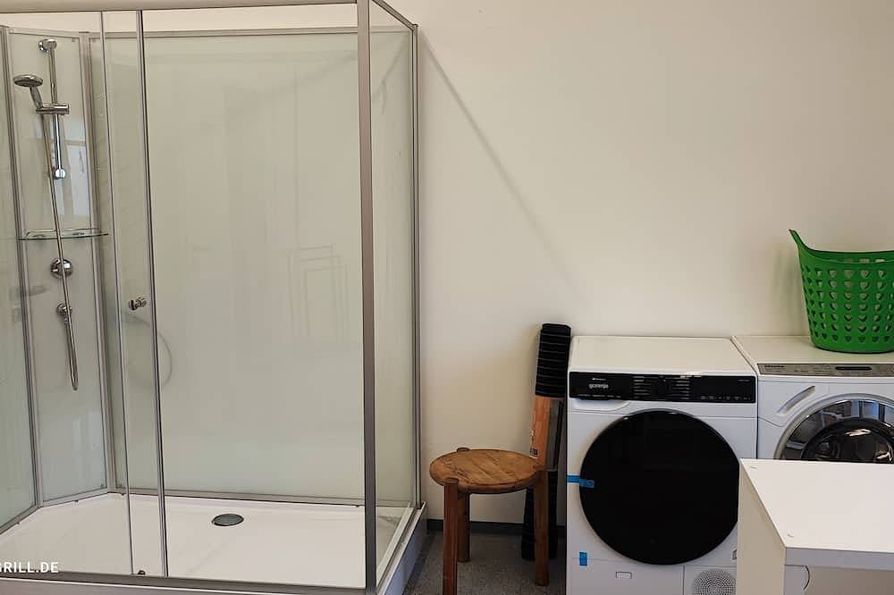 Ganze Wohnung, Modernes Appartment (123m²) bei Würzburg mit Wlan Parkplatz Grill+ 75 Zoll Tv in Veitshöchheim, Fränkisches Weinland