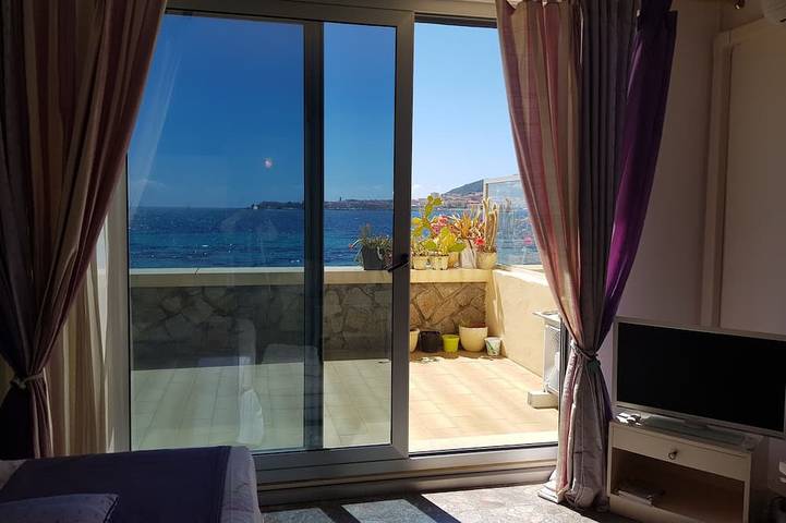 Appartamento intero, Ampio monolocale luminoso con terrazza sulla spiaggia con vista sul mare e sulla città in Ajaccio, Golfe D'Ajaccio