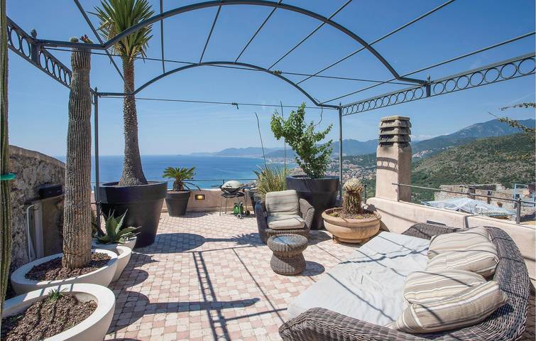 Accogliente appartamento con terrazza, Internet e parcheggio, a 2 km dalla spiaggia in Verezzi, Borgio Verezzi