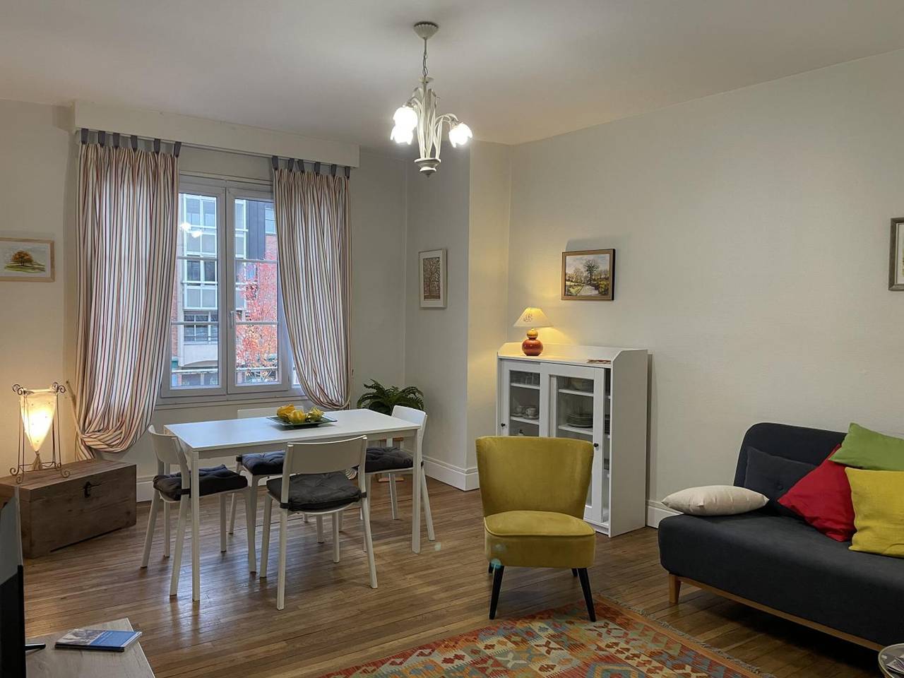 Ganze Wohnung, Lichtdurchflutetes Apartment mit Balkon in zentraler Lage, Parkplatz und modernen Annehmlichkeiten in Moulins, Allier