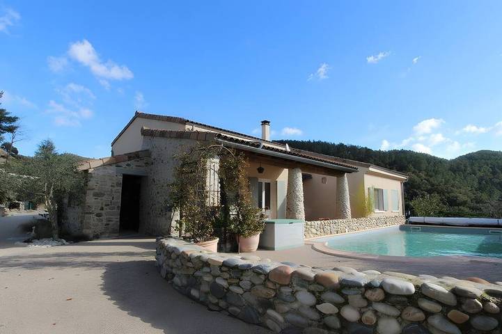 Location de vacances pour 3 personnes, avec jardin et piscine à Saint-Fortunat-sur-Eyrieux