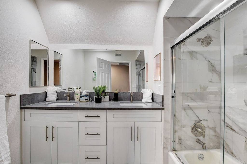 Modern Lockdown-7 Bd with Pool & Spa 30+ Day Home! in Winchester (NV), Nevada