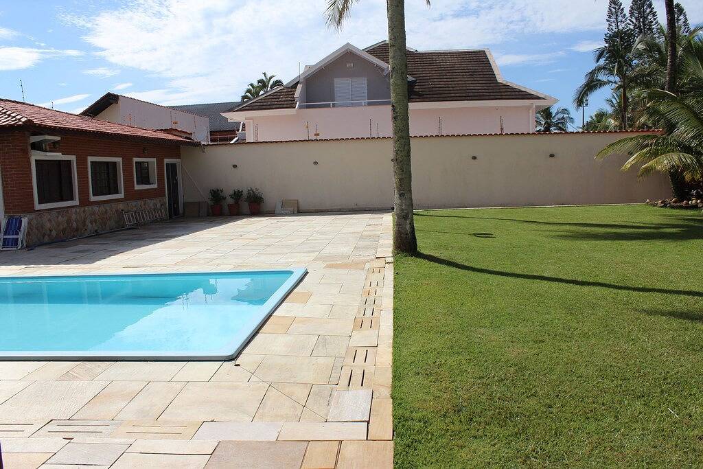 30 m vom Strand entfernt mit 8 Zimmern, 5 Suiten und Pool in Peruíbe, Baixada Santista