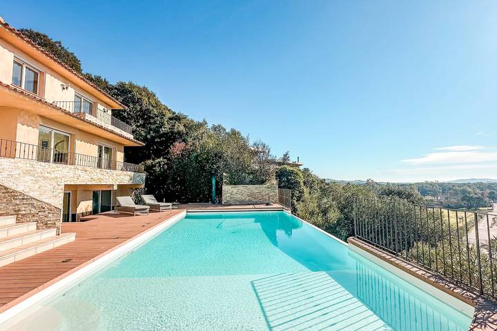 Villa pour 10 personnes, avec terrasse ainsi que piscine et jardin, animaux acceptés à Porto-Vecchio