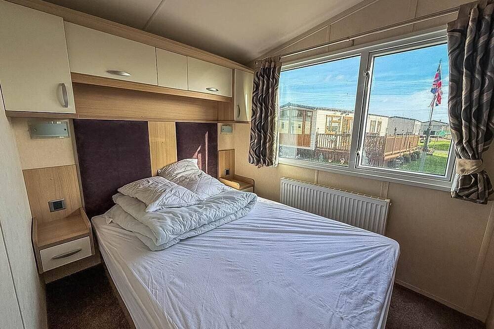 Lovely caravan with spacious decking at North Denes in Suffolk, in Lowestoft, Sunrise Coast