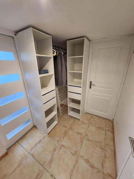 Appartement entier, Two-Bedroom Apartment in Sauvian, Côte méditerranéenne (France)