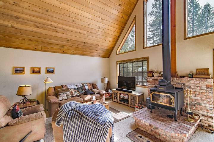 Cottage rentals for 6 people, with hot tub and balcony as well as pool in California