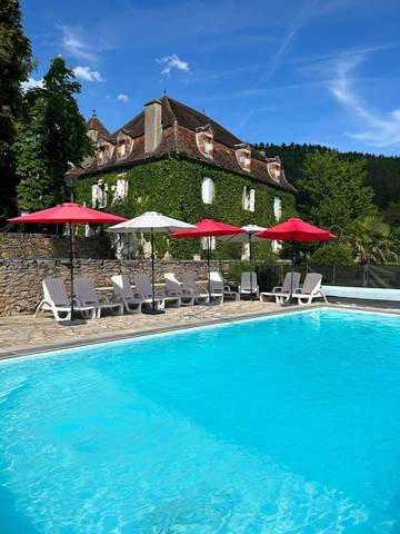 Chambre d’hôte pour 2 personnes, avec piscine ainsi que jardin et vue à Tour-de-Faure