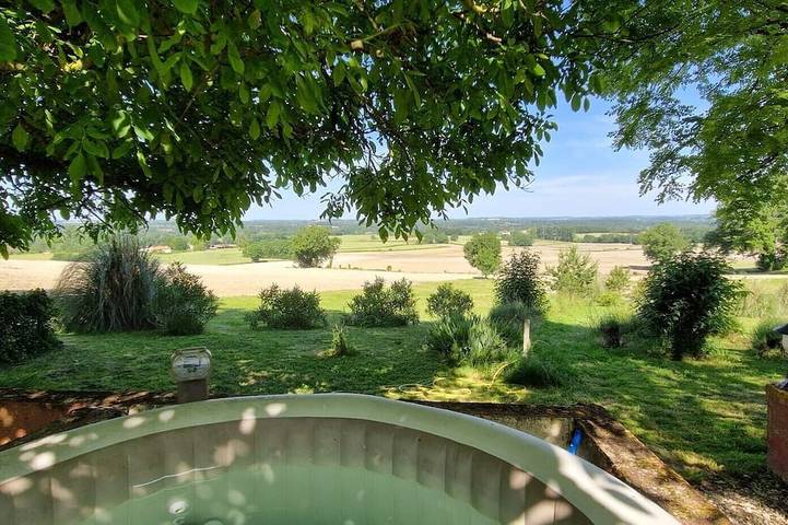 Location de vacances pour 2 personnes, avec piscine ainsi que jardin et jacuzzi à Douzains