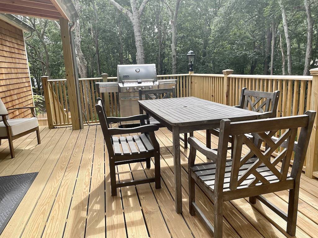 Beautiful Home with walking distance to the beach, new 46ft pool! Ev charger in Springs, Hamptons