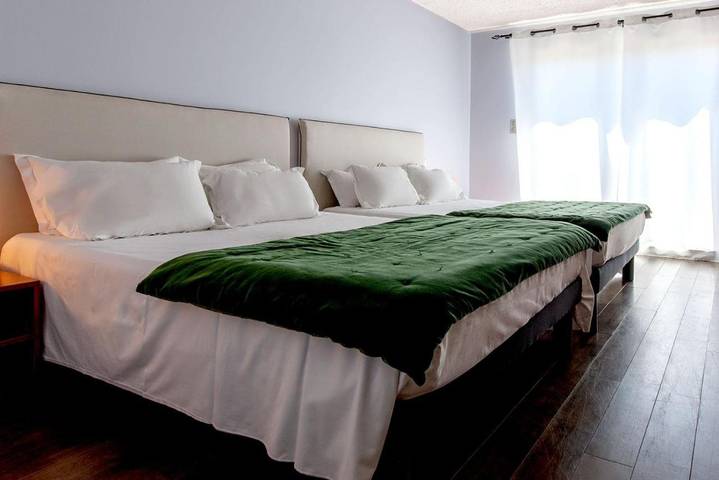 Hôtel pour 2 personnes, avec jardin ainsi que piscine et jacuzzi dans Plage de la Marana - 4