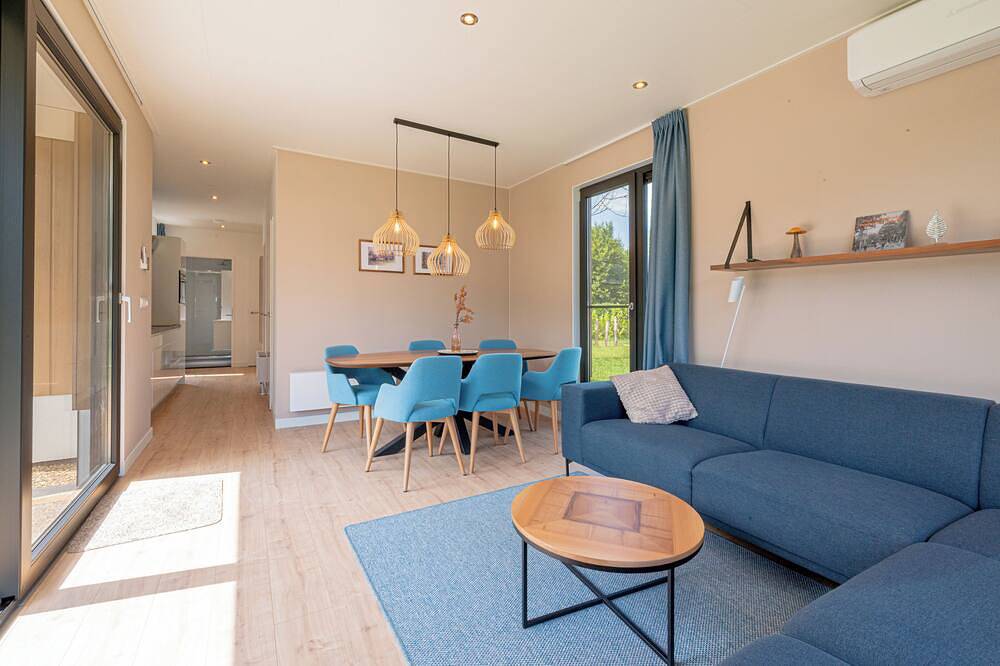 Waterlodge with outdoor sauna and hot tub for 6 guests, offering space and privacy by the water with a private jetty in the Achterhoek.ek. in Achterhoek