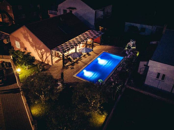 Villa pour 6 personnes, avec Terrasse ainsi que Jardin et Piscine à Biograd na Moru