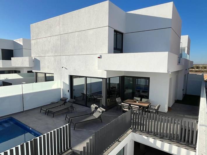 Ferienhaus für 6 Personen, mit Terrasse und Ausblick sowie Pool - 1