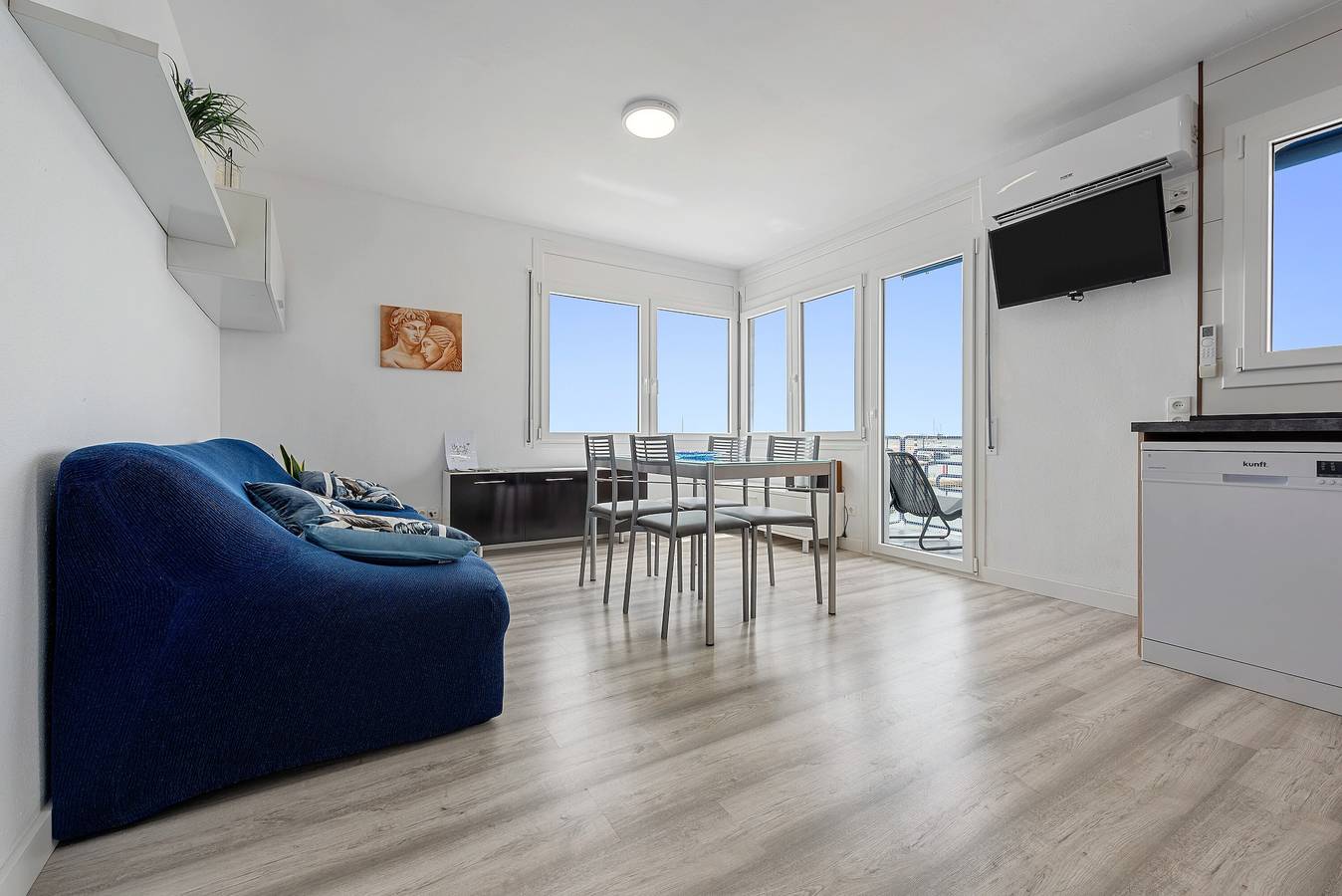 Apartamento entero, Apartamento 'Vora Port' con vistas al mar, Wi-Fi y aire acondicionado in La Ampolla, Costa Dorada