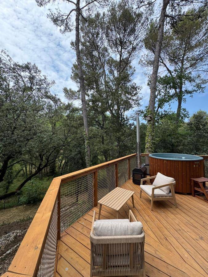 Gîte pour 2 personnes, avec Terrasse et Jacuzzi ainsi que Jardin et Piscine