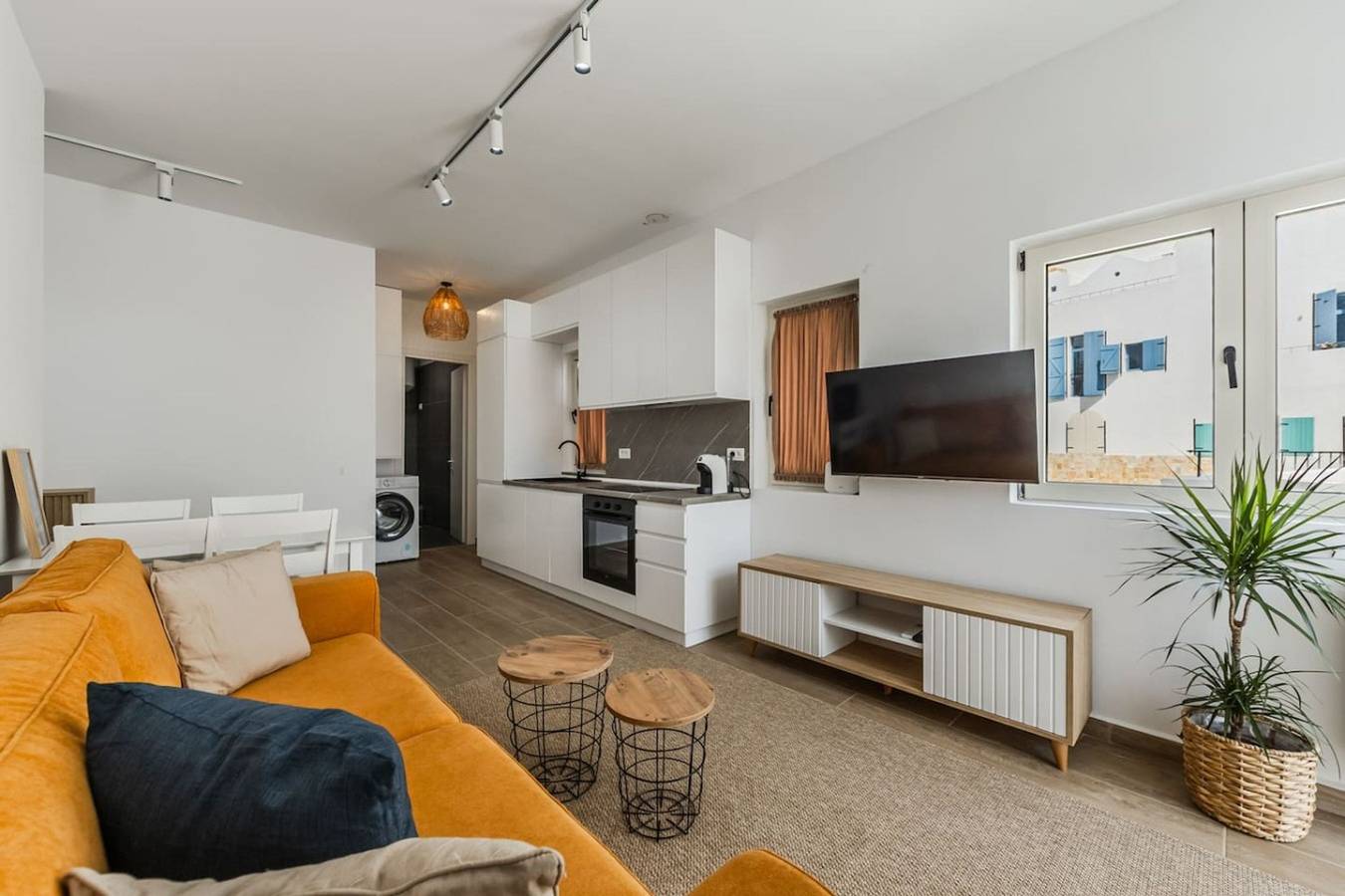 Appartement entier, Sea Nest Apartment | Walk to Beach & Free Parking in Dhërmi, Himarë