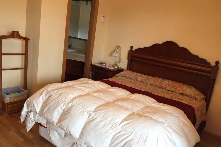 Spacious house (full rental), large terrace with views of the mountains, swimming pool in Torrecaballeros, Province de Ségovie