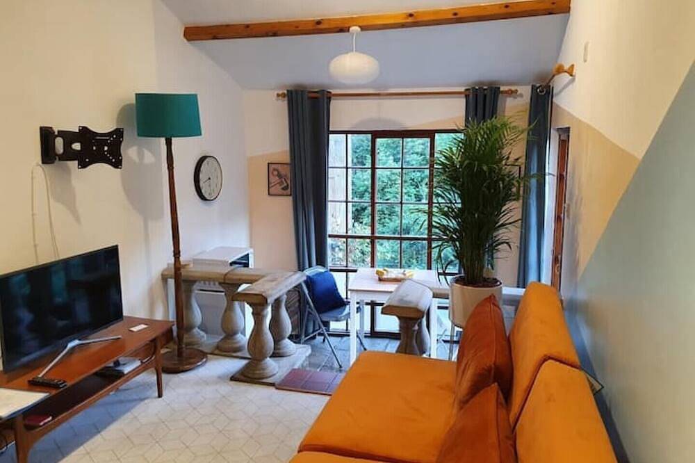 Entire apartment, Quirky and quaint beckside cottage situated in smugglers village (pet friendly). in Robin Hood's Bay, North York Moors National Park