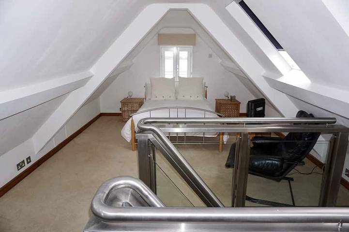 Unique waterside home in stunning location. in Hythe and Dibden, Hampshire