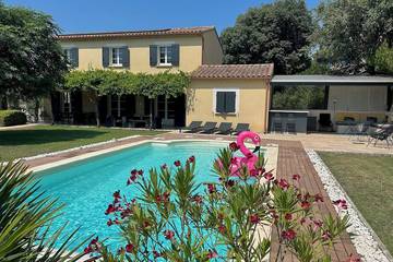 Location de vacances pour 8 personnes, avec jacuzzi et jardin à Bollène