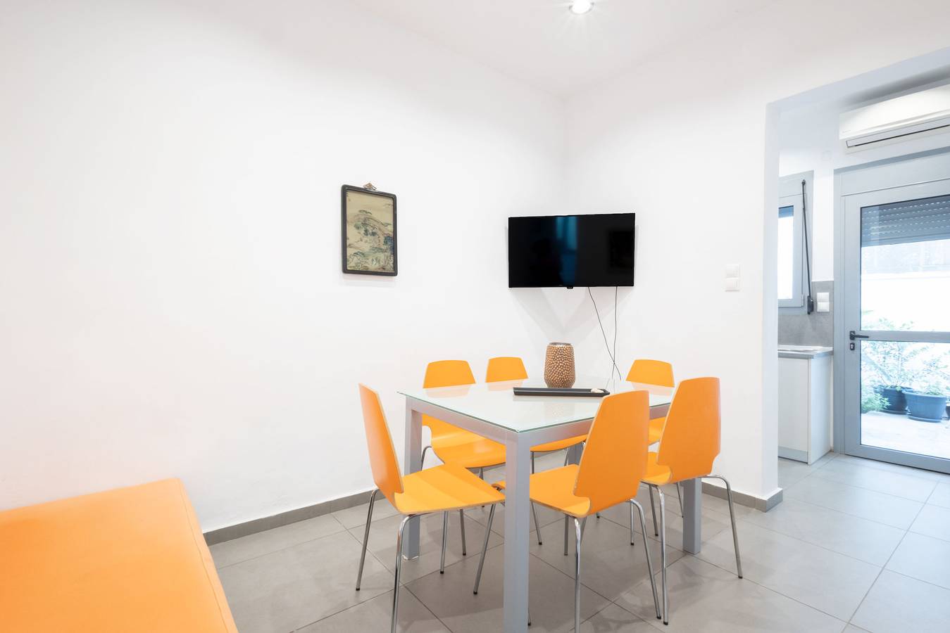 Renovated (2025) 4 Bdr House near Acropolis - New Beds, Terrace & Green Yard in Sezione centrale di Atene, Atene