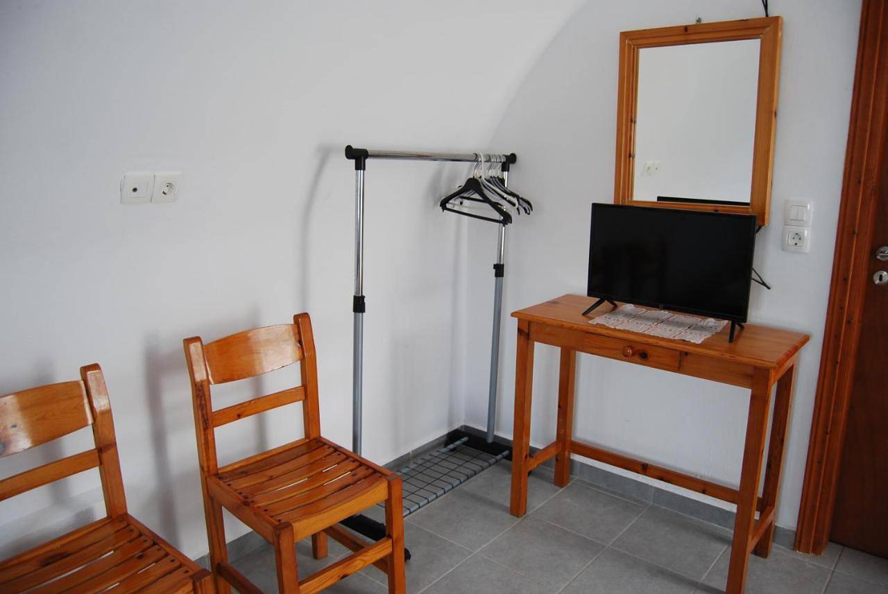 Apollo Rooms in Plage d'Perivolos, Santorin